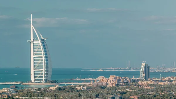 Widok z lotu ptaka na Burdż al-Arab Hotel z Internet City timelapse. — Zdjęcie stockowe