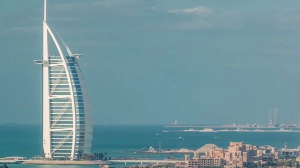 Widok z lotu ptaka na Burdż al-Arab Hotel z Internet City timelapse. — Zdjęcie stockowe