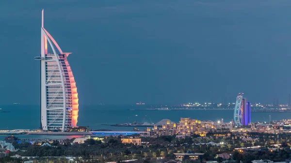 Luchtfoto van het Burj al Arab Hotel van Internet City dag tot nacht timelapse. — Stockfoto