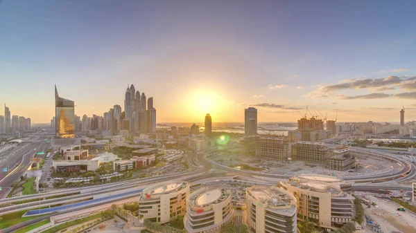 Zachód słońca nad Dubajem Media City z nowoczesnymi budynkami aerial timelapse, Zjednoczone Emiraty Arabskie — Zdjęcie stockowe