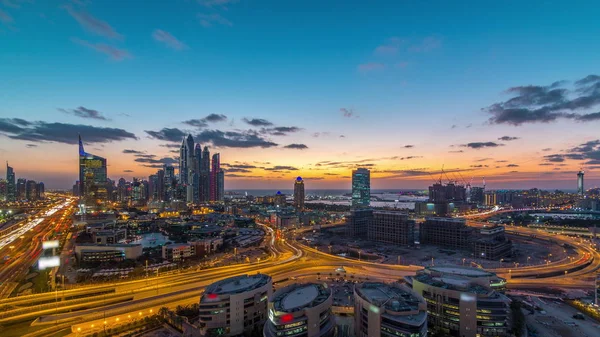 Dubai Media City med moderna byggnader antenn dag till natt Timelapse, Förenade Arabemiraten — Stockfoto