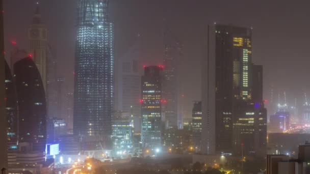 Dubai skyline céntrico noche a día timelapse aéreo con el tráfico en la carretera — Vídeo de stock