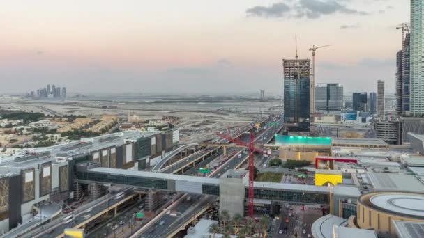 Vista aérea de la carretera del centro financiero día a noche timelapse con edificio en construcción — Vídeo de stock
