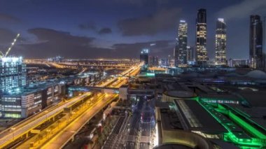 İnşaat altında bina ile gündüz timelapse Finans merkezi yol gece havadan görünümü