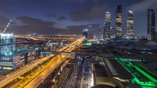 Vista aerea del centro finanziario strada notte al giorno timelapse con edificio in costruzione — Video Stock