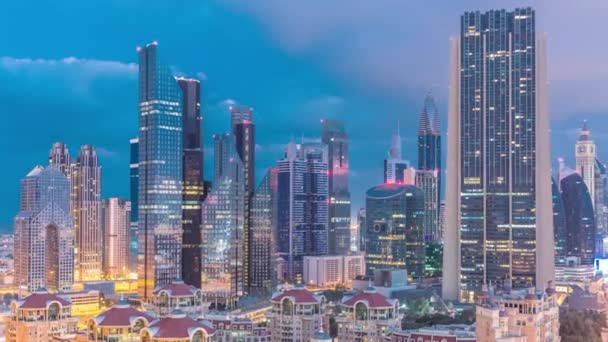 Skyline View van de gebouwen van Sheikh Zayed Road en DIFC Night to Day timelapse in Dubai, VAE. — Stockvideo