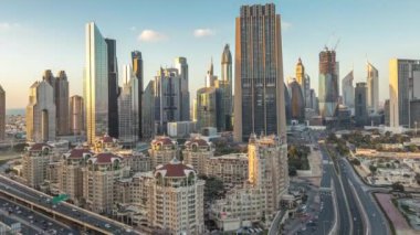 Sheikh Zayed Road ve DIFC gün gece timelapse Dubai, Birleşik Arap Emirlikleri için binaların görünümünü manzarası.