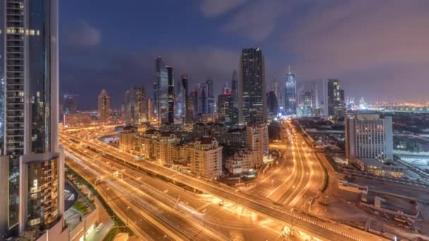 Şeyh Zayed Road ve Difc binalarının Dubai, Bae'de gece gündüz saatlerinin skyline görünümü. — Stok video
