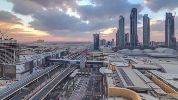 Salida del sol vista aérea del centro financiero carretera mañana timelapse con edificio en construcción — Vídeos de Stock