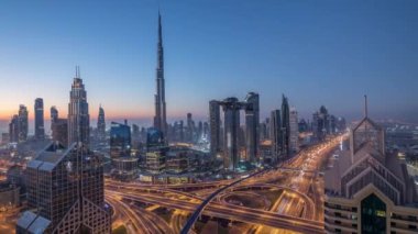 Dubai şehir merkezi silueti en yüksek gökdelenler ve karayolu kavşak gece gündüz timelapse üzerinde en yoğun trafik ile