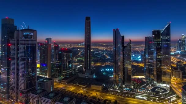 Dubai skyline centro com arranha-céus mais altos e tráfego em rodovia noite a dia timelapse — Vídeo de Stock