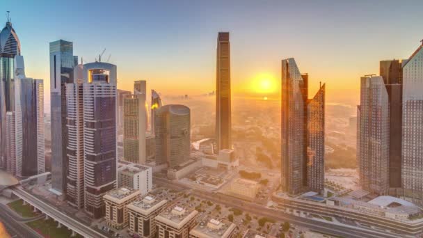 Ανατολή του ήλιου πάνω από τον ορίζοντα του Ντουμπάι το πρωί, εναέρια κορυφή θέα στο κέντρο της πόλης σημεία ενδιαφέροντος timelapse. — Αρχείο Βίντεο