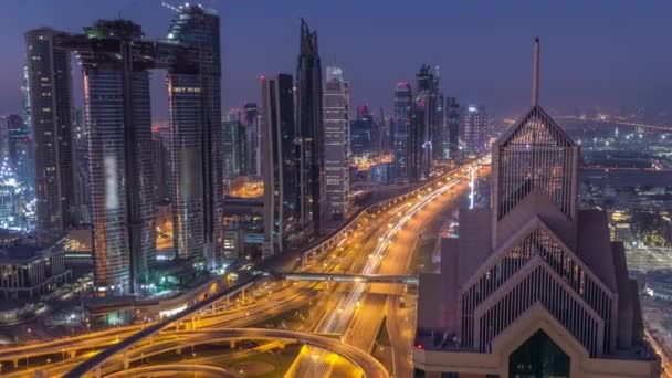 Dubai Downtown Skyline z najwyższych wieżowców i ruchliwych ruchu na skrzyżowaniu autostrady noc do timelapse dzień — Wideo stockowe