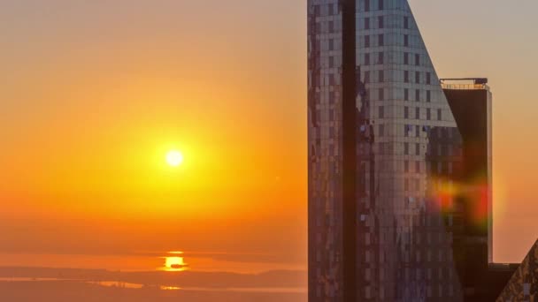 Salida del sol sobre el horizonte de Dubái por la mañana, vista aérea al centro de la ciudad hitos timelapse . — Vídeo de stock