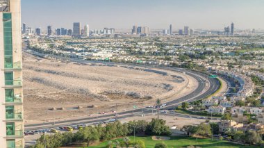 Yeşil çim ve göller timelapse ile Golf sahası ile villa ve evlere havadan görünümü