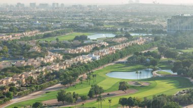 Yeşil çim ve göller timelapse ile Golf sahası ile villa ve evlere havadan görünümü