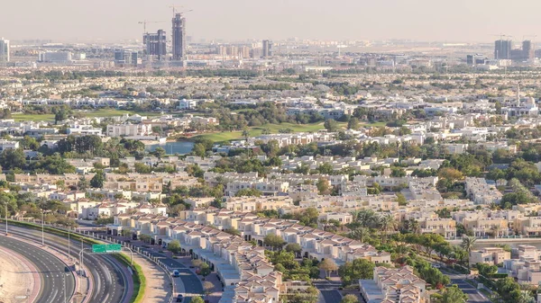 Vista aérea a villas y casas con campo de golf con césped verde y lagos timelapse — Foto de Stock