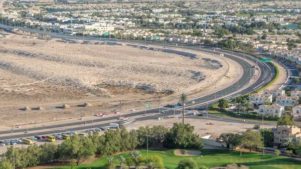 Yeşil çim ve göller timelapse ile Golf sahası ile villa ve evlere havadan görünümü — Stok fotoğraf