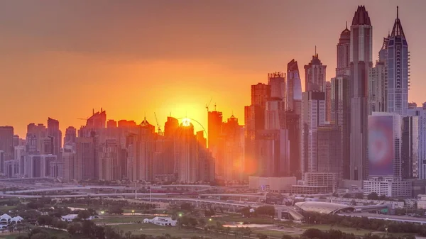 Dubai Marina wieżowce i pole golfowe Sunset timelapse, Dubaj, Zjednoczone Emiraty Arabskie — Zdjęcie stockowe