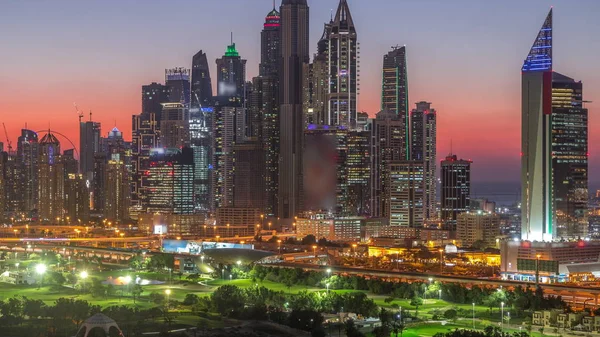 Noční mrakodrapy Dubaje a golfový hřištěm, Dubaj, Spojené arabské emiráty — Stock fotografie