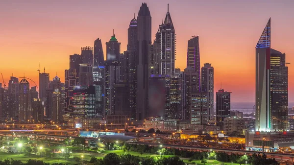 Dubai Marina arranha-céus e campo de golfe dia a noite timelapse, Dubai, Emirados Árabes Unidos — Fotografia de Stock