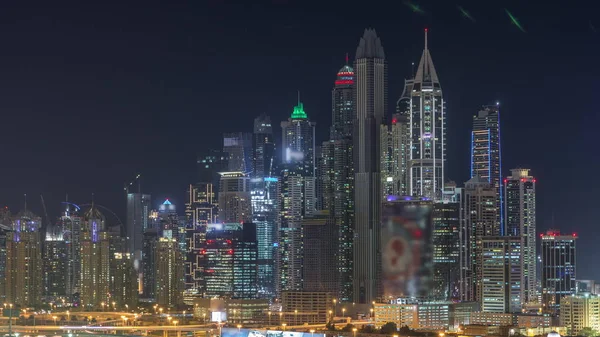 Dubai Marina wieżowce i pole golfowe Night timelapse, Dubaj, Zjednoczone Emiraty Arabskie — Zdjęcie stockowe