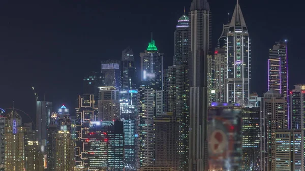迪拜码头摩天大楼和高尔夫球场夜延时间，迪拜，阿拉伯联合酋长国 — 图库照片