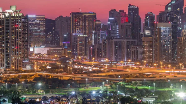 A Dubai Marina felhőkarcolók és a golfpályán éjszakai TimeLapse, Dubai, Egyesült Arab Emírségek — Stock Fotó