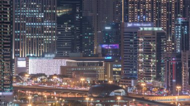 Dubai Marina gökdelenler ve golf sahası gece timelapse, Dubai, Birleşik Arap Emirlikleri