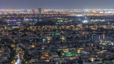 Golf sahası gece zaman aşımına sahip villa ve evlere havadan görünüm