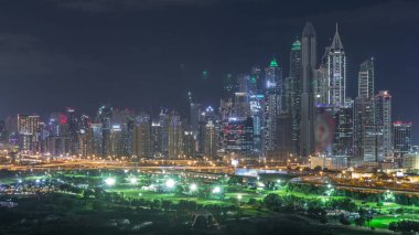 Dubai Marina gökdelenler ve golf sahası gece timelapse, Dubai, Birleşik Arap Emirlikleri