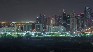 Jumeirah göl kuleleri gökdelenler ve golf sahası gece timelapse, Dubai, Birleşik Arap Emirlikleri