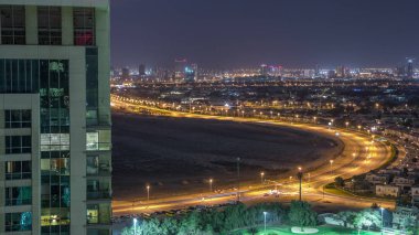 Golf sahası gece zaman aşımına sahip villa ve evlere havadan görünüm