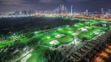 Dubai Marina gökdelenler ve golf sahası gece timelapse, Dubai, Birleşik Arap Emirlikleri