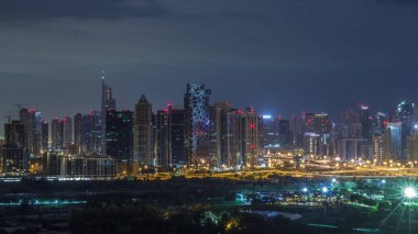 Jumeirah göl kuleleri ve Dubai marina gökdelenler ve golf sahası tüm gece timelapse sırasında, Dubai, Birleşik Arap Emirlikleri