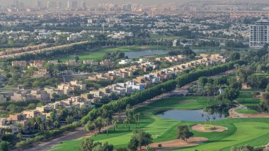 Yeşil çim ve göller timelapse ile Golf sahası ile villa ve evlere havadan görünümü