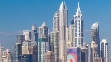 Dubai Marina gökdelenler ve golf sahası sabah timelapse, Dubai, Birleşik Arap Emirlikleri