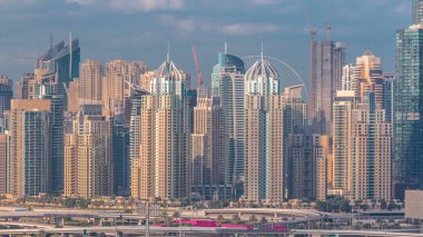 Dubai Marina gökdelenler ve golf sahası sabah timelapse, Dubai, Birleşik Arap Emirlikleri