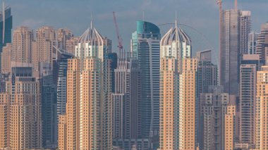Dubai Marina gökdelenler ve golf sahası sabah timelapse, Dubai, Birleşik Arap Emirlikleri