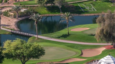Ağaçlar hava timelapse ile yeşil golf sahası Manzara. Dubai, Birleşik Arap Emirlikleri
