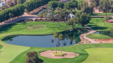 Ağaçlar hava timelapse ile yeşil golf sahası Manzara. Dubai, Birleşik Arap Emirlikleri