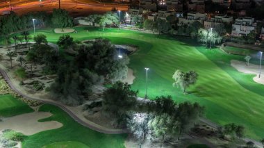 Golf sahası ve evler gece timelapse ile villa havadan görünümü