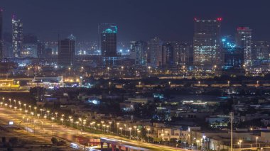 Golf sahası gece zaman aşımına sahip villa ve evlere havadan görünüm