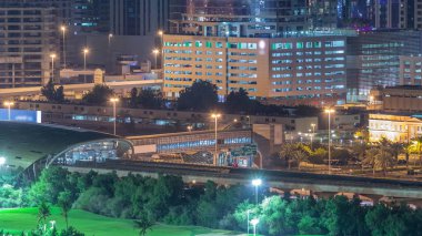 Metro istasyonu hem Dubai Internet City ve Dubai Media City semtleri hem de Golf Club gece zaman aşımı hizmetleri