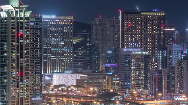 ドバイマリーナの超高層ビルとゴルフコースの夜のタイムラプス、ドバイ、アラブ首長国連邦 — ストック写真