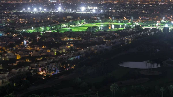 Vista aérea a villas y casas con campo de golf noche timelapse —  Fotos de Stock
