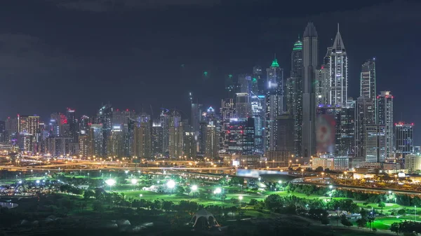 迪拜码头摩天大楼和高尔夫球场夜延时间，迪拜，阿拉伯联合酋长国 — 图库照片