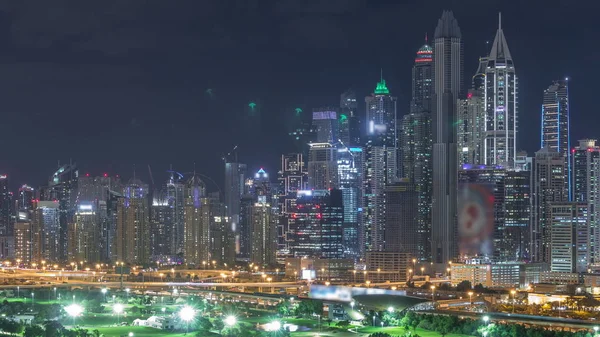 Dubai Marina arranha-céus e campo de golfe noite timelapse, Dubai, Emirados Árabes Unidos — Fotografia de Stock