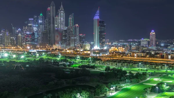 Dubai Marina arranha-céus e campo de golfe noite timelapse, Dubai, Emirados Árabes Unidos — Fotografia de Stock