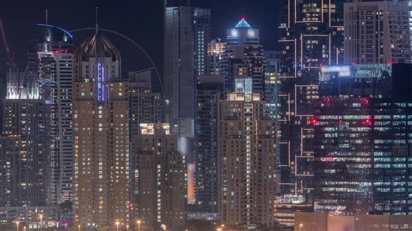 Dubai Marina wolkenkrabbers in de buurt van golfbaan Night timelapse, Dubai, Verenigde Arabische Emiraten — Stockfoto